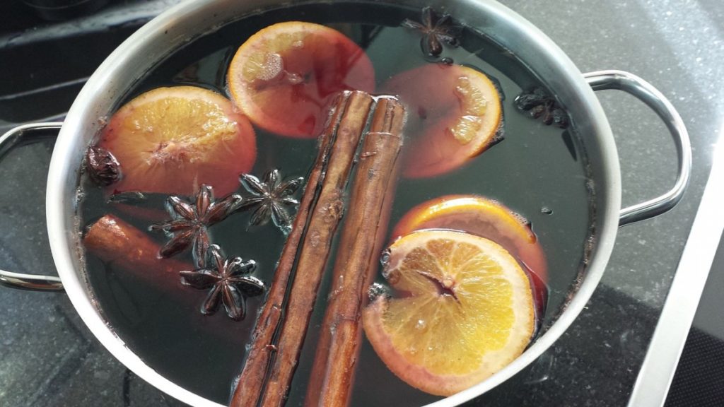 Глинтвейн – напиток для зимнего вечера, помощь в готовке
