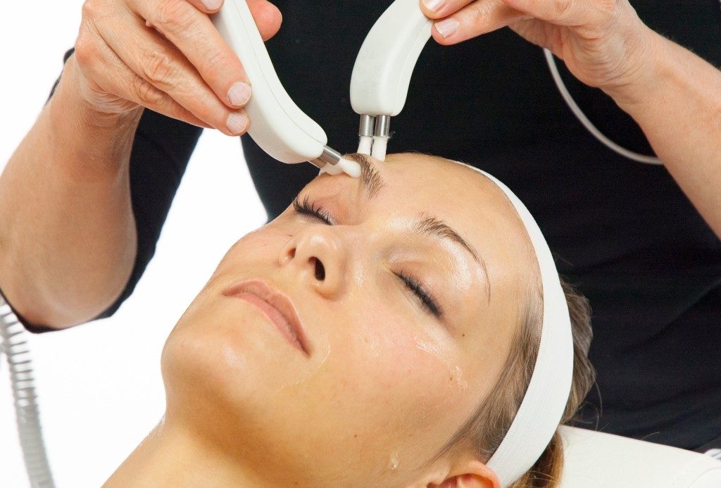Как вернуть упругость коже вокруг глаз в косметологии эти 4 процедуры помогут!