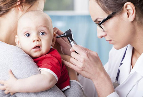 Отоскопический осмотр уха ребенка