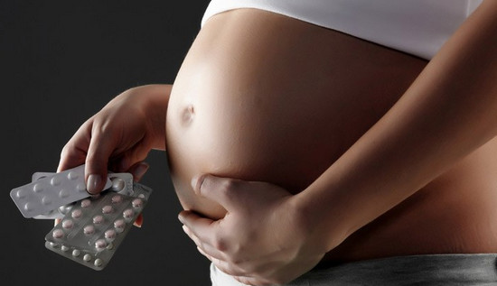 Беременная женщина с лекарственными средствами