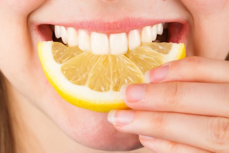 Как с помощью лимона отбелить зубы