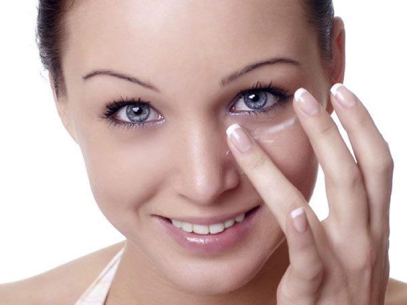 Справиться с «гусиными лапками» и придать здоровье коже вокруг глаз