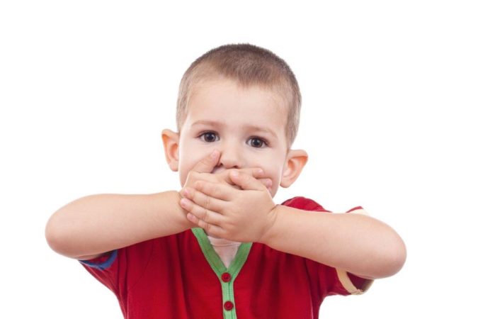 Почему у ребёнка может пахнуть изо рта гнилью?