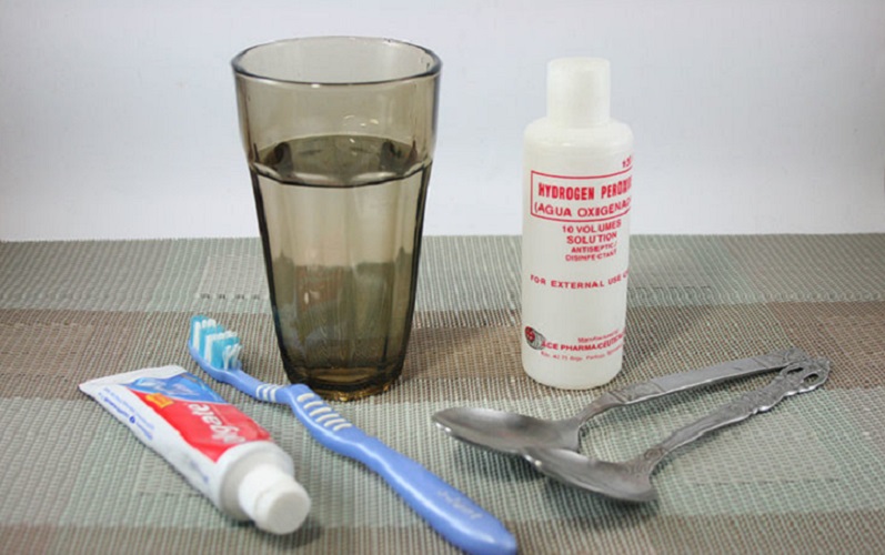 Как отбелить зубы перекисью водорода