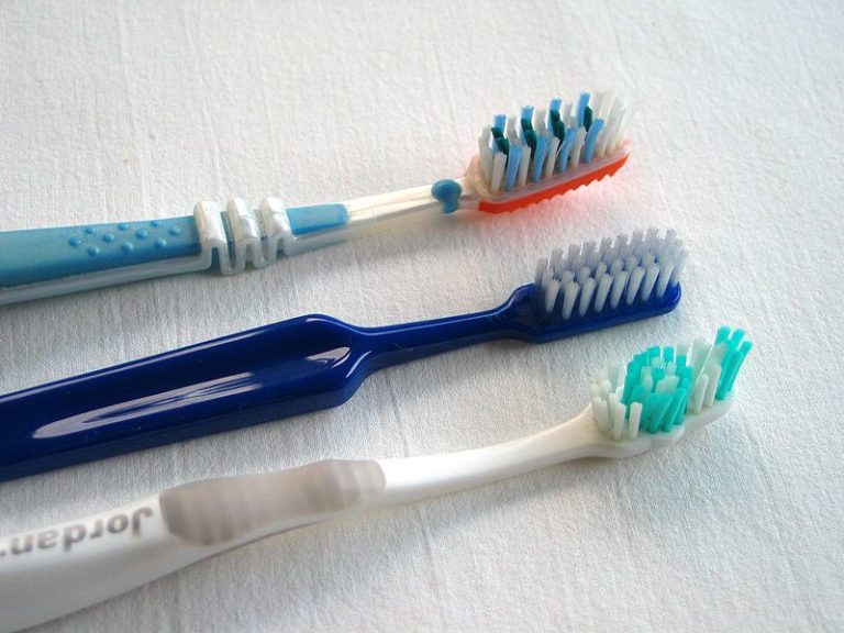 Какая зубная щетка лучше электрическая или обычная