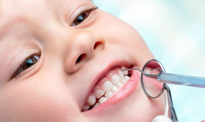Что правильнее ждать пока молочный зуб выпадет или его вырвать?