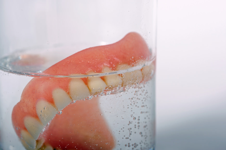 Как ухаживать за зубными протезами из пластмассы на крючках?