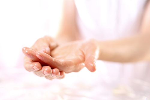 Чем пользоваться если кожа рук сухая и шелушится?