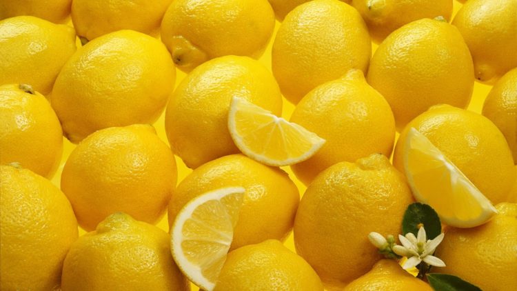 Как с помощью лимона отбелить зубы