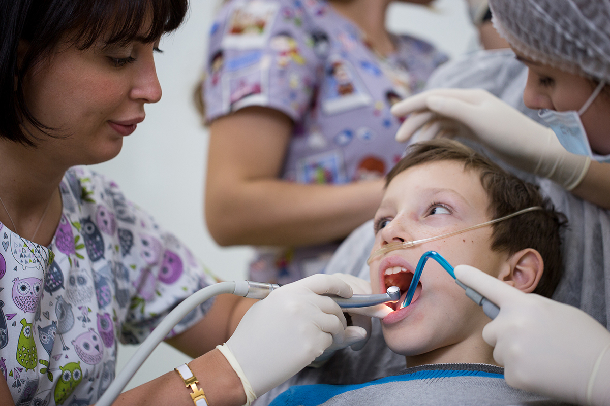 Лечение заболевшего зуба. Наркоз в стоматологии для детей. Обезболивание у детей в стоматологии. Анестезия в детской стоматологии. Общий наркоз в стоматологии для детей.