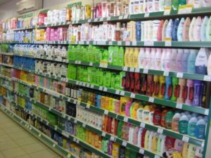 Сравнение аптечных шампуней и из супермаркета. В чем разница для кожи?