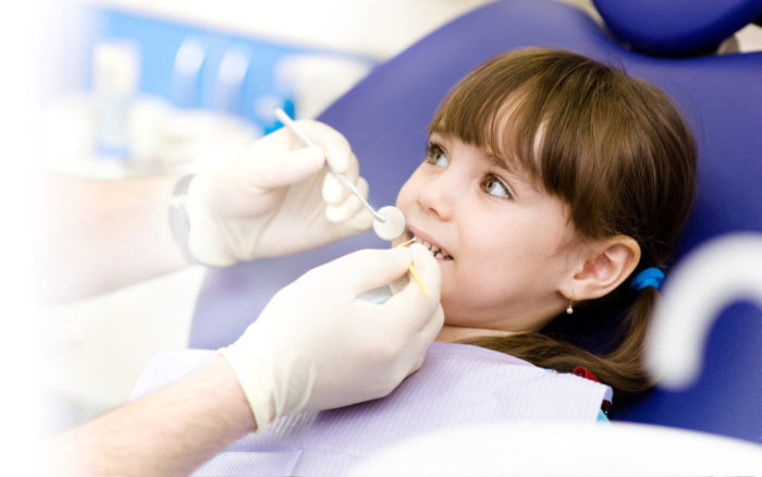 Как происходит лечение зубов у детей?