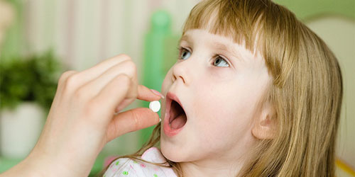 Ребенок принимает антибиотик