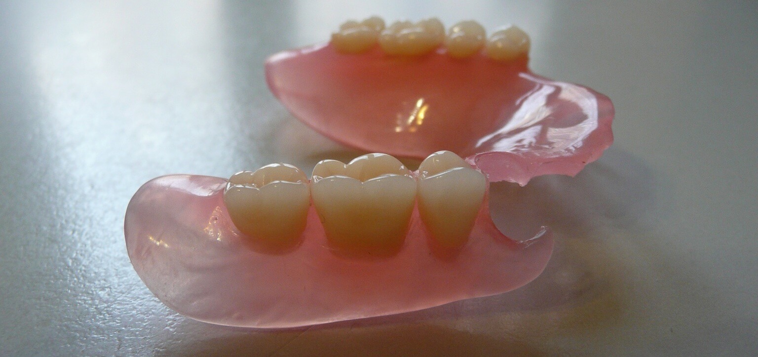 Нейлоновые зубные протезы: преимущества, применение, уход