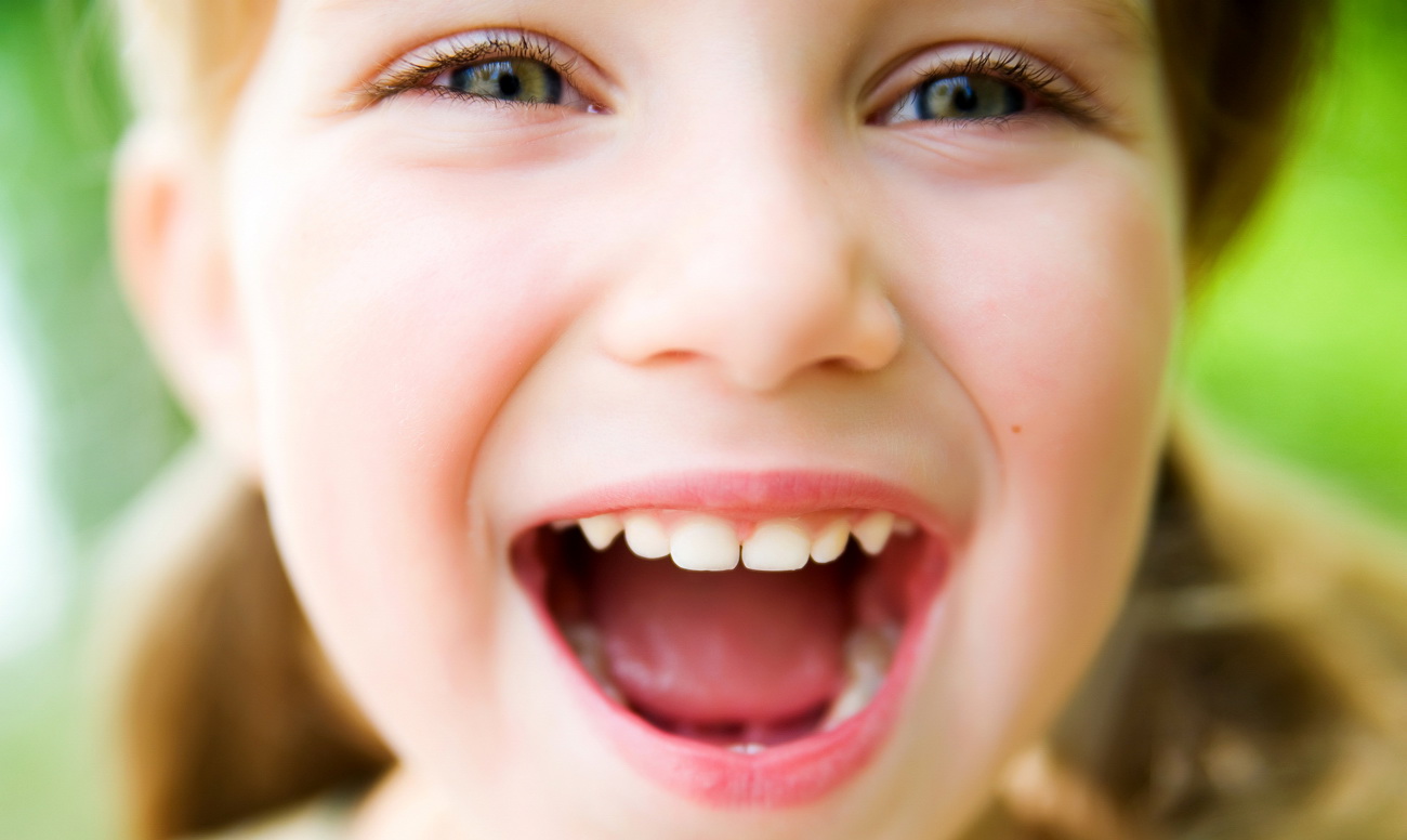 Зубы человека у детей. Красивая улыбка. Красивые зубы у детей. Детские улыбки. Ребенок улыбается.
