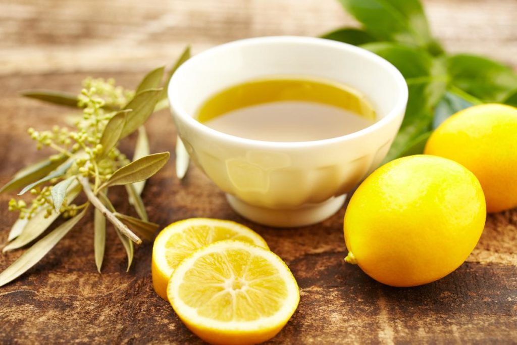 Сок лимона с оливковым маслом помогут устранить растяжки на коже