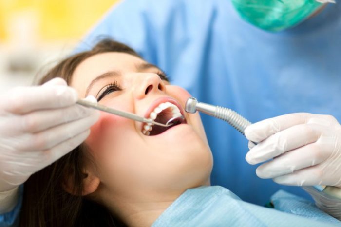 Стоит ли лечить зубы во время месячных?
