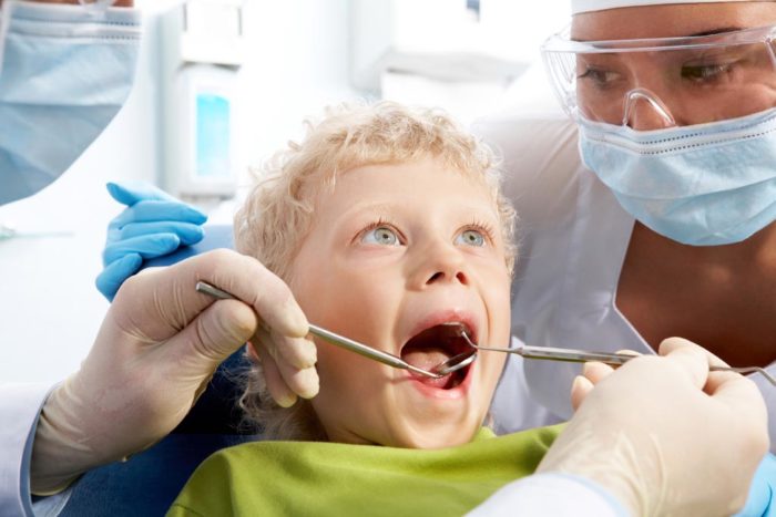 Что правильнее ждать пока молочный зуб выпадет или его вырвать?
