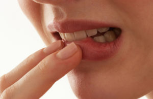 Как побороть привычку кусать губы? 12 советов