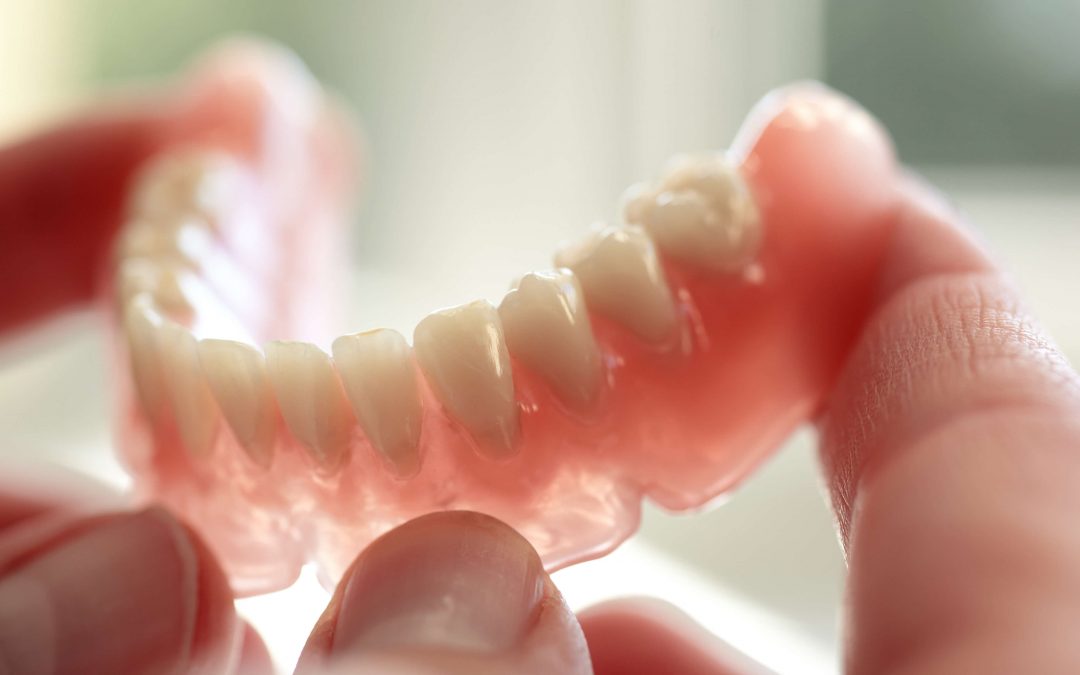 Как происходит ремонт зубных протезов?