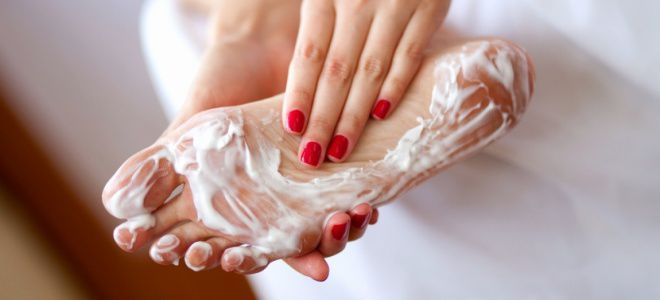 Эффективные способы размочить огрубевшую кожу пяток в ванночках с морской солью