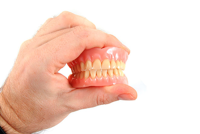 Что собой представляют зубные протезы нового поколения без неба?