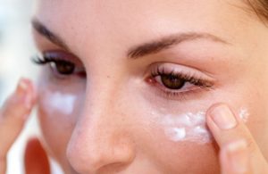 Как правильно ухаживать за кожей вокруг глаз?