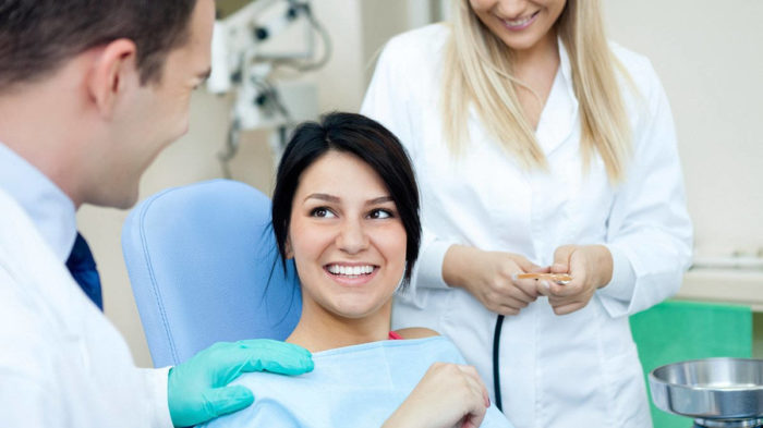Как лечить зубы при беременности, какие процедуры запрещены, а что можно делать?