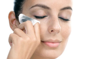 Важно! Какие средства стоит использовать при снятии макияжа?