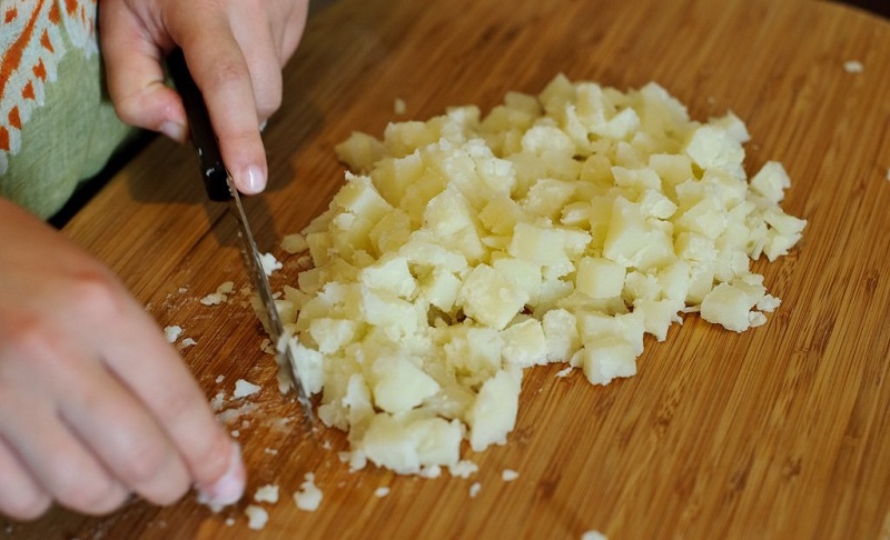 вареный картофель нарезать