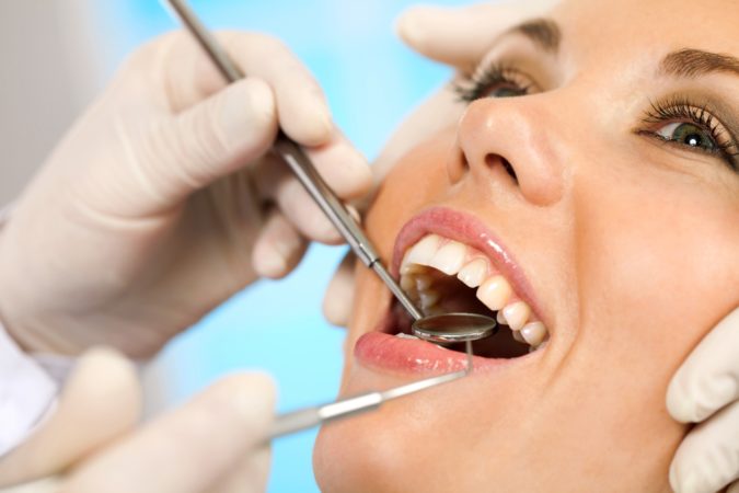 Почему происходит отторжение импланта зуба?