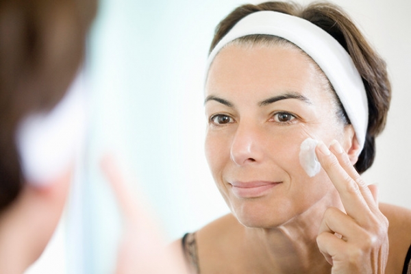 Как правильно наносить крем на кожу лица?