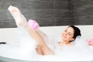 Вредно ли для кожи долго принимать ванну?